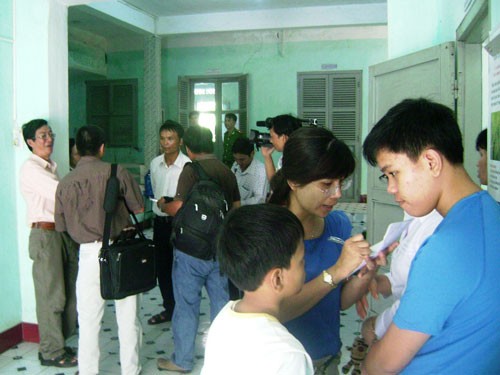 Nhiều người lo lắng kéo đến Trung tâm Y tế TP Tuy Hòa tìm hiểu sự việc